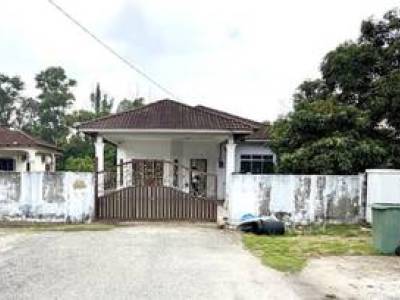 RUMAH BANGLO SETINGKAT tanah luas di kg baharu kerteh